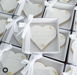 Boite blanche avec ruban pour 1 biscuit - 1€ l'unité